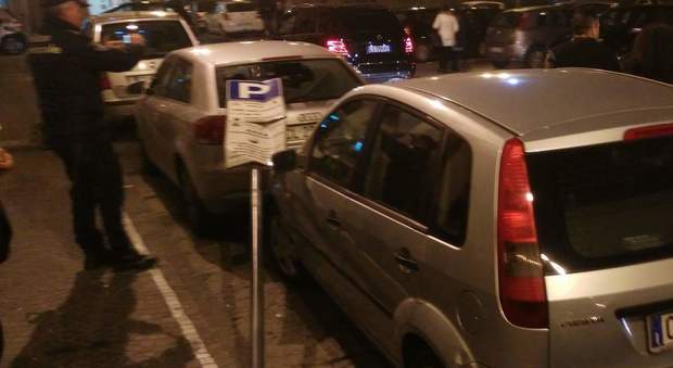 Palo del parking cade su un'auto: spunta l'ipotesi di vandali in azione