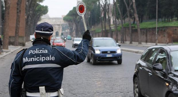 Roma, multe: boom di automobilisti introvabili, a rischio 18.267 verbali mai notificati, per il Comune danno da 1,2 milioni