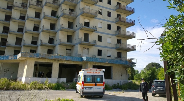 Carabinieri sgomberano e sequestrano ex hotel occupato da abusivi