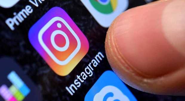 Crea profilo Instagram per insultare prof e compagni: denunciata una studentessa ventenne
