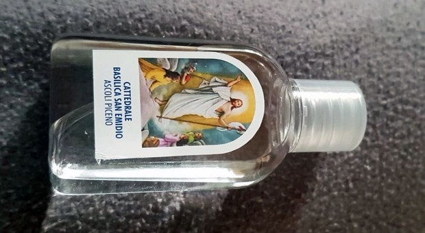 Ascoli, allarme Coronavirus: al Duomo arrivano le bottigliette monouso di acqua benedetta