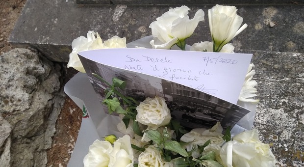 Il mazzo di fiori e il biglietto fotografati da Mauro Bifani, lasciati sulla tomba di Ciabatti dal cittadino inglese al cimitero monumentale di Perugia