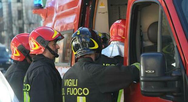 Torino, maxi-incendio devasta un capannone: a fuoco enormi quantità di materiale plastico