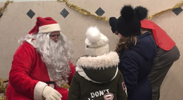 A Foligno torna il treno della solidarietà della Caritas con Babbo Natale che raccoglierà i doni per i bambini bisognosi