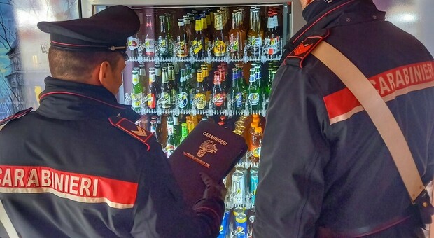 Nei distributori automatici vendevano bevande alcoliche a minori: sequestri e sanzioni