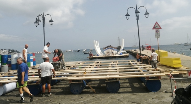 Fervono i preparativi per l'allestimento delle barche allegoriche che saranno in gara il 26 luglio