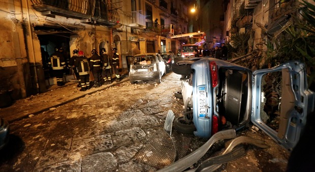 Scoppio in via Gianbattista Basile, mezzi di soccorso sul posto: ingenti danni e 4 feriti, decine di sfollati |Foto Video