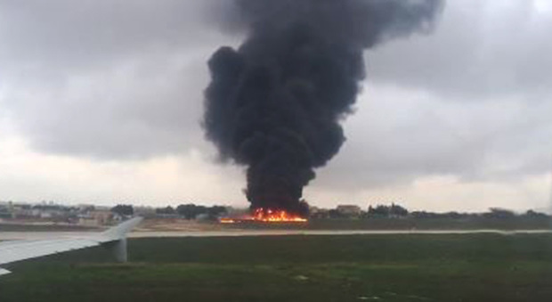 Piccolo aereo da turismo si schianta dopo il decollo: cinque persone morte