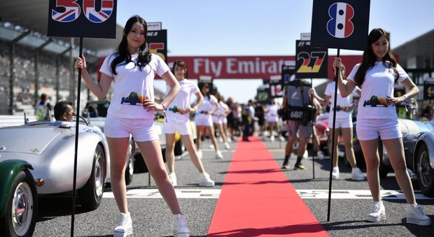 Formula 1, Lauda difende le "ombrelline": «Basta vestirle di più»
