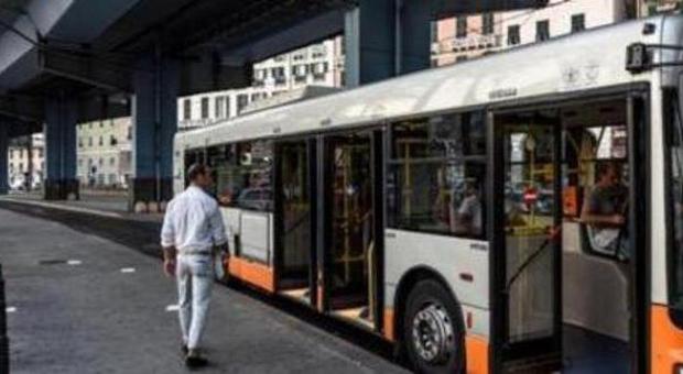 Genova, ragazzo down insultato e picchiato in bus: caccia a 50enne alto uno e novanta