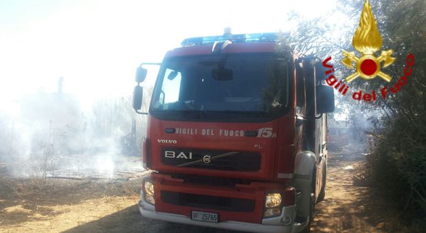 Nettuno, incendio in campagna, le fiamme raggiungono una casa: una donna muore soffocata