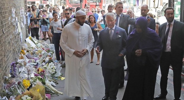 Londra, accuse di terrorismo e omicidio per l'attacco alla moschea: l'uomo deceduto era ancora vivo dopo il malore