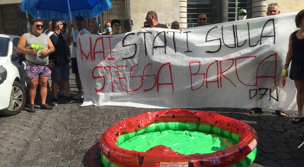 Napoli, disoccupati in versione balneare: «Non siamo tutti sulla stessa barca»