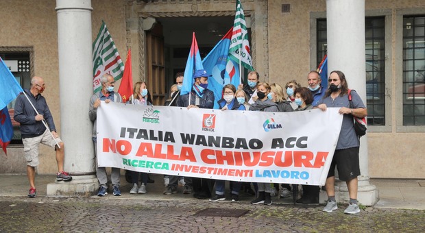 La protesta davanti alle banche da parte dei lavoratori della Acc di Borgo Valbelluna