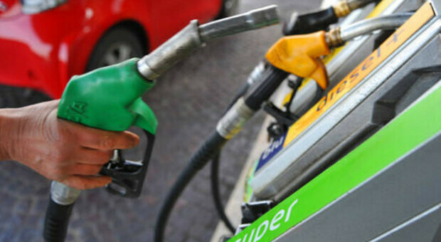 Benzina, il prezzo sale a 1,50 euro al litro al self service fino a 1,70 al servito