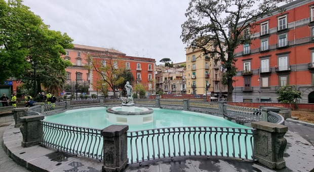 Napoli, torna in funzione la fontana del Tritone a piazza Cavour: era inattiva dal 2015