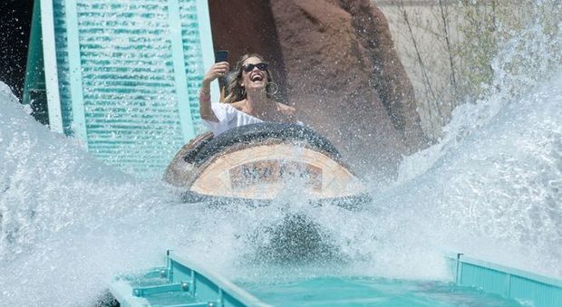 immagine Elena Santarelli inaugura
la nuova Area Tonga
del Rainbow MagicLand