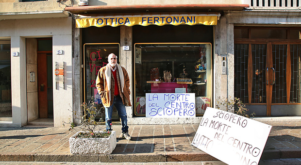 L'ottico Paolo Fertonani durante lo "sciopero" contro la pedonalizzazione