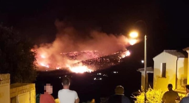 Incendio a Budoni in Sardegna: sgomberate 250 case nella notte, sfollati i turisti