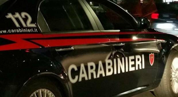 Arrestato al bancomat: 53enne con 90 carte di credito intestate ad altri e più di 7mila euro in contanti