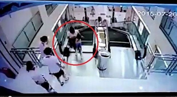 Dramma al centro commerciale: mamma muore per salvare suo figlio| Video choc