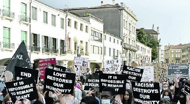 «No al razzismo» Folla in centro per George Floyd