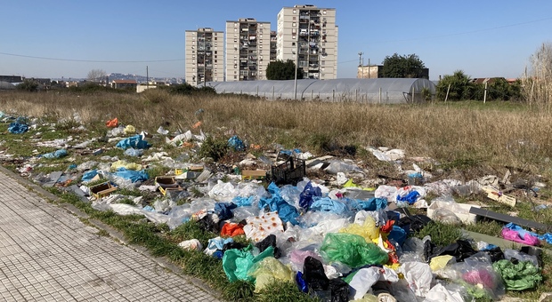 Napoli Est, i rifiuti del mercatino finiscono nel terreno: degrado a Ponticelli