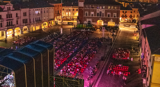 La piazza di Marostica con il concerto di Pelù