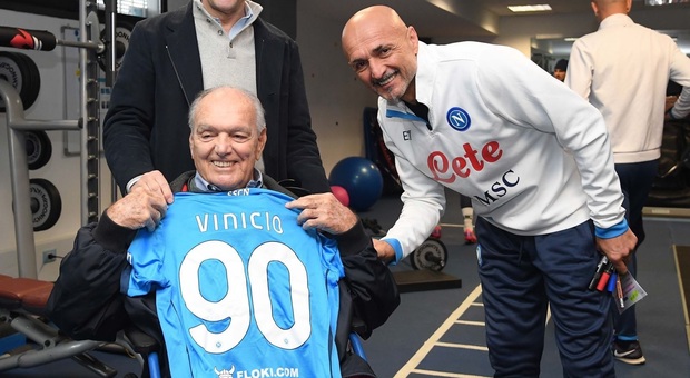 Luis Vinicio con Luciano Spalletti nel giorno del suo 90° compleanno nel 2022 (Foto Ssc Napoli)