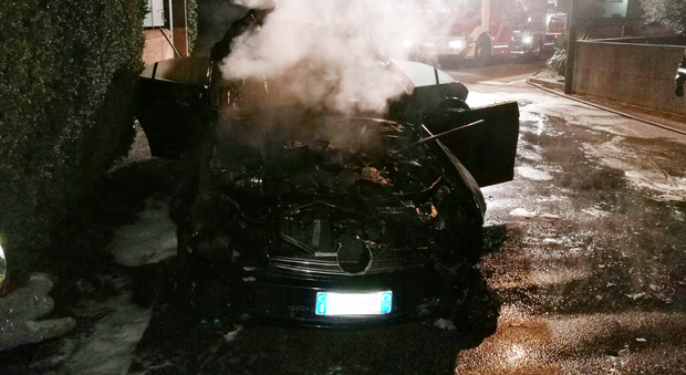 La Mercedes in fumo. Per poco le fiamme non hanno attaccato una casa vicina