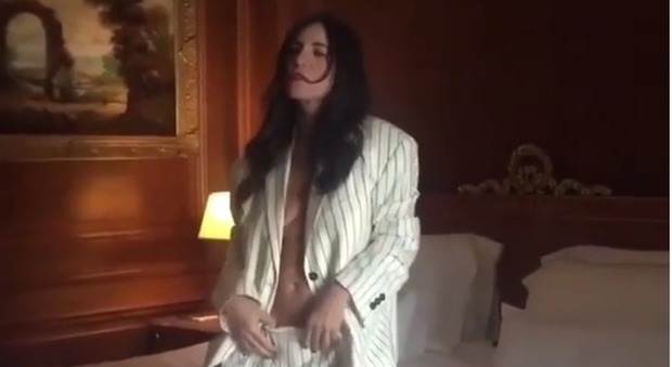 Paola Turci si mette a nudo in copertina: dal rifiuto della sua immagine dopo l'incidente al video senza veli