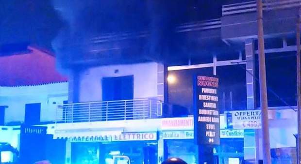 Scoppia incendio in un negozio, fumo nero nel rione: vigile sviene