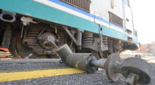 Tre operai travolti e uccisi da un treno mentre lavoravano sulla linea ferroviaria, dramma a Gela