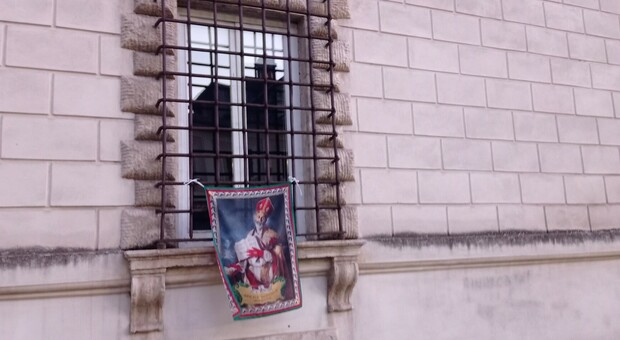 I drappi l'immagine di San Valentino di Giovanni Gasparro addobbano i balconi ternani
