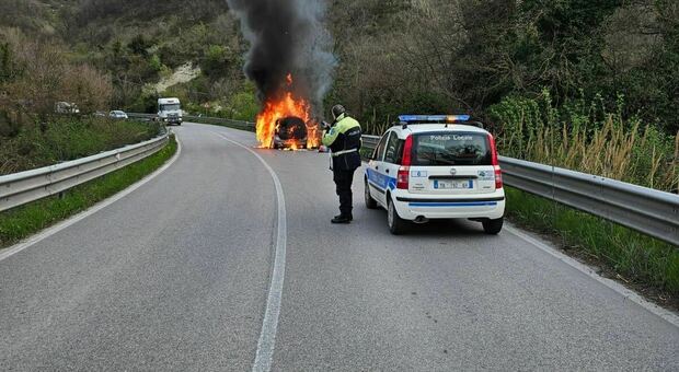 Auto a fuoco sulla strada Le Conce: traffico in tilt e paura