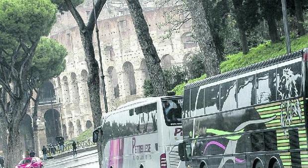 Bus turistici fuori dal Centro: «I monumenti vanno tutelati». Nuove regole da gennaio