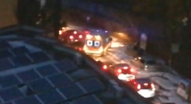 Napoli, ghiaccio e fango sulle strade nella zona ospedaliera: traffico in tilt, ambulanze bloccate