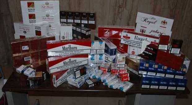 Contrabbando: 40mila pacchetti di sigarette nel camion dei cavalli