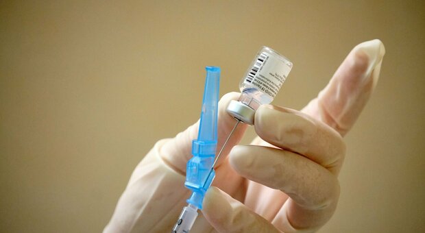 Cgil scrive alla Regione: «Fate fare il vaccino ai medici di base»
