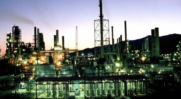 Saras, titolo volatile su confronti con valore raffineria Isab-Lukoil