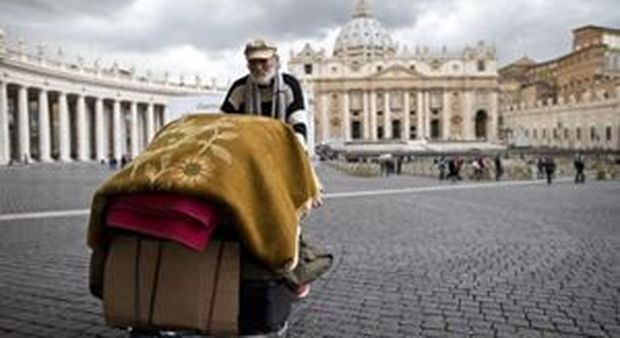 San Pietro, la gendarmeria vaticana allontana i clochard: «Esigenze di decoro»
