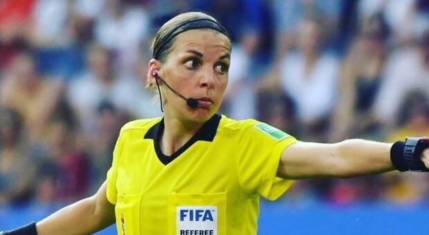 Stasera l'esordio di una donna arbitro al Mondiale: chi è Stéphanie Frappart