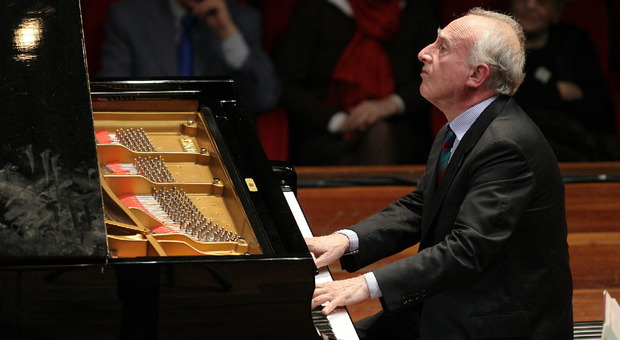Addio a Maurizio Pollini, il più grande pianista italiano. I complimenti di Rubinstein quando aveva 18 anni