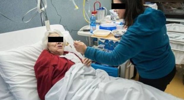 A 87 anni cade in un buca sulla strada: "Rischia di perdere l'uso di un braccio"