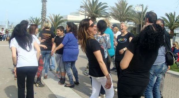 Porto Sant'Elpidio, flash mob della risata sul lungomare