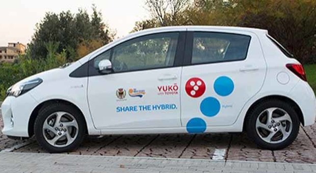 Una Toyota Yaris ibrida del car sharing Yuko