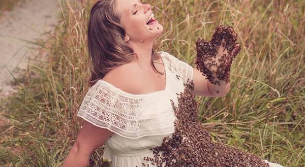 Diventa famosa per lo scatto con 20 mila api sul suo pancione, il bimbo nasce morto