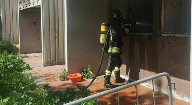 Incendio in un palazzo a Prima Porta: a fuoco diverse cantine, 18 persone intossicate