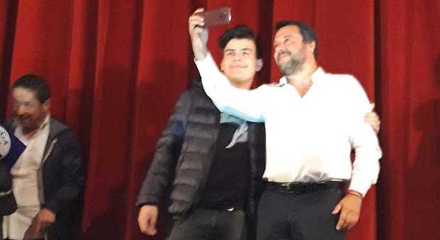 Un'ora di selfie dopo il comizio: ecco l'omaggio di Salvini ad Avellino