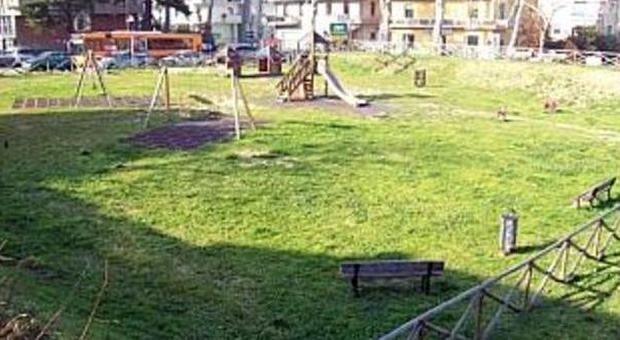 Il parco giochi dei bambini a luce spente Di notte imperversano i vandali